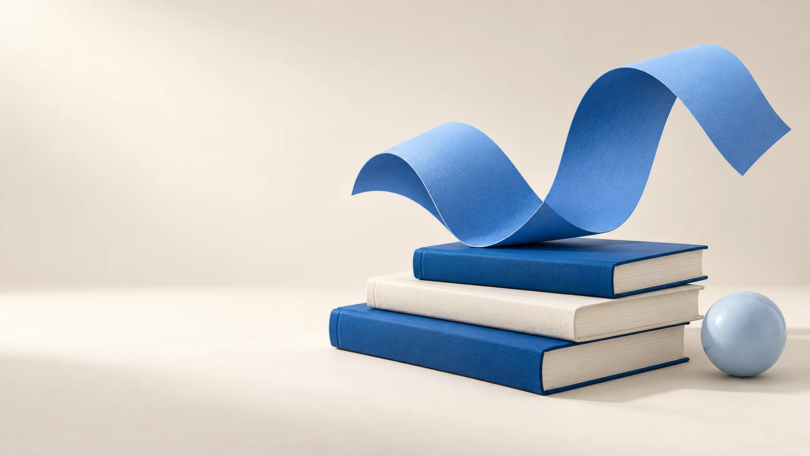 Libri blu e avorio con un nastro azzurro ondulato e una sfera chiara su fondo caldo.